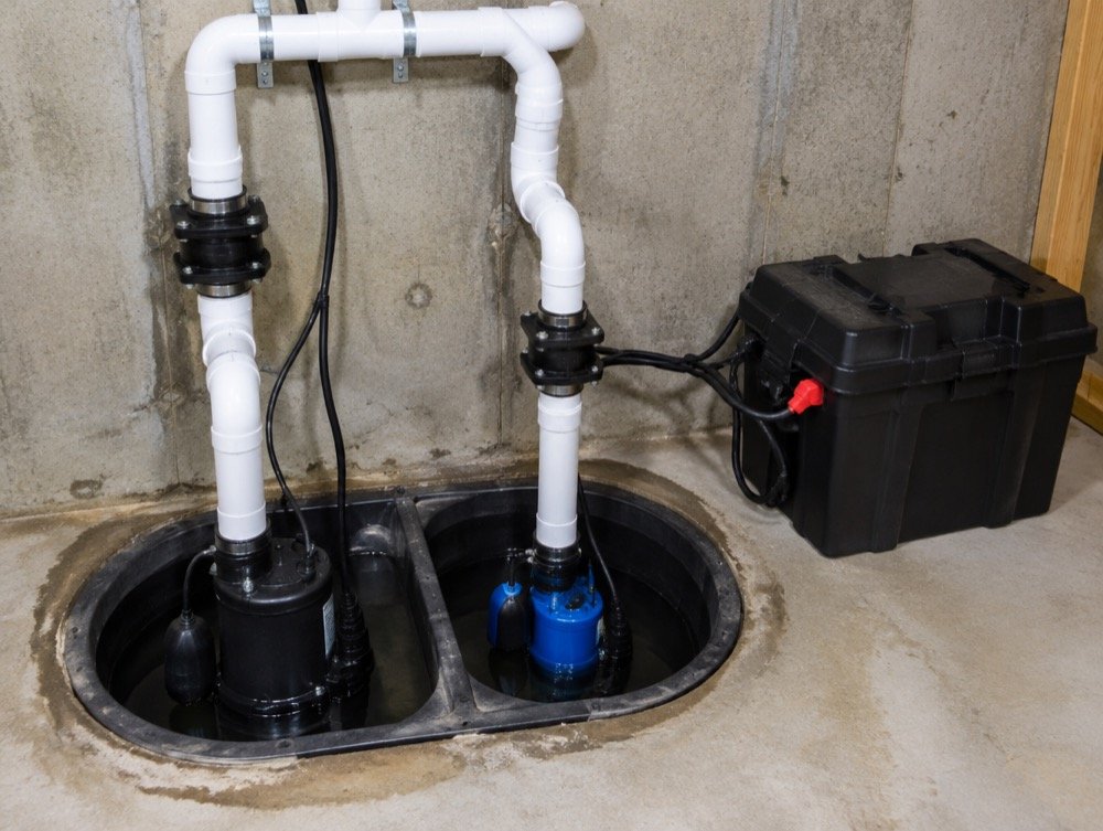 Battery backup sump pump system for power outages